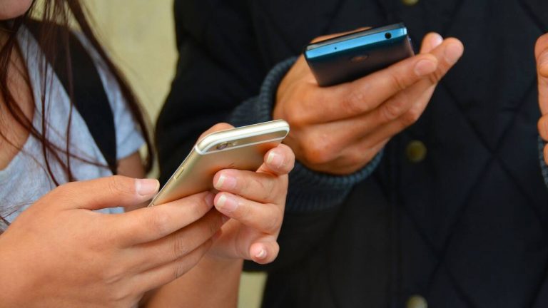 Πιερρακάκης: Δεν θα μπει κόφτης στα SMS στο 13033 – Δεν υπάρχει εισήγηση για έβδομο κωδικό στη μετακίνηση