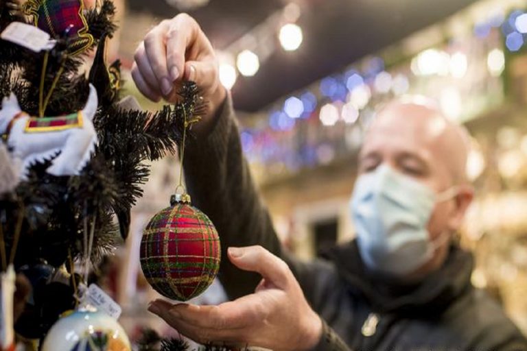 Lockdown: Επιχείρηση «σώστε τα Χριστούγεννα» στην Ευρώπη – Σε τρεις φάσεις η άρση μέτρων στην Ελλάδα