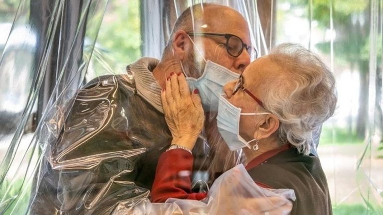 Kορoνοϊός – Ιταλία – Viral: Οίκος ευγηρίας ανακάλυψε ασφαλή τρόπο για να απολαμβάνουν οι ηλικιωμένοι το «φάρμακο» της ψυχής – Ελεύθερες οι αγκαλιές (video,pics)