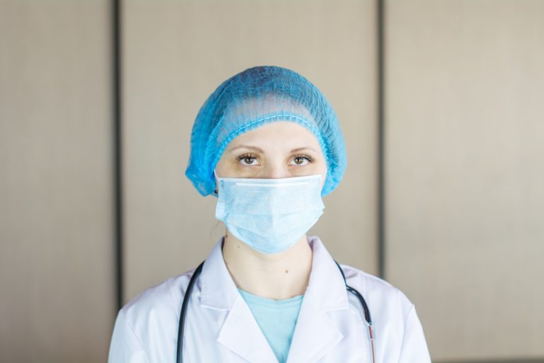 Κορονοϊός – Κικίλιας: «Υποκλίνομαι στο μεγαλείο ψυχής» – 10 νοσηλεύτριες από Κρήτη πάνε Θεσσαλονίκη για να βοηθήσουν τους συναδέλφους τους