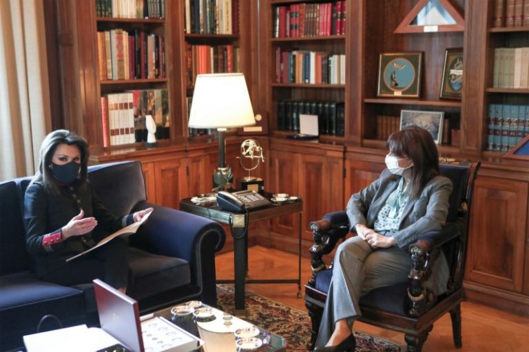 Η Πρόεδρος της Δημοκρατίας συναντήθηκε με τη Γιάννα Αγγελοπούλου-Δασκαλάκη