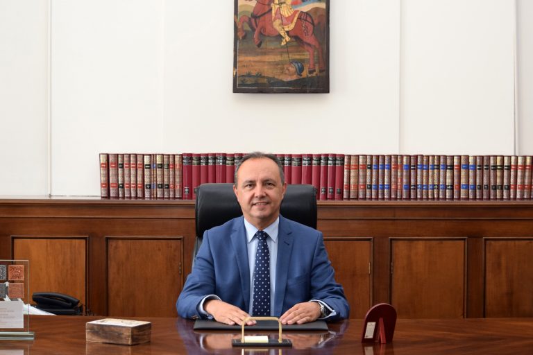 Ο Υφυπουργός Εσωτερικών Θεόδωρος Καράογλου εύχεται στο Parataxi.gr
