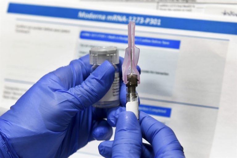Noσηλεύτρια για θεωρίες συνωμοσίας περί εμβολίου: «Έχετε μαύρα μεσάνυχτα»