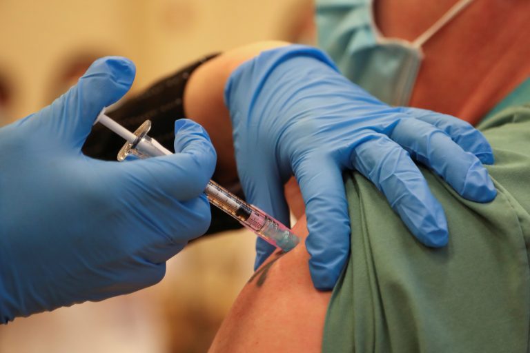 Ποιοι υπουργοί και κρατικοί αξιωματούχοι θα εμβολιαστούν τις επόμενες ημέρες