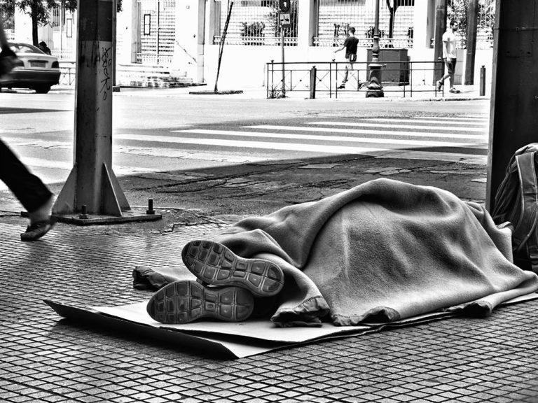 ΟΝΝΕΔ, ΔΑΠ-ΝΔΦΚ: «Μαζί από απόσταση»: 17.000 ευρώ στον Τηλεμαραθώνιο για τους άστεγους