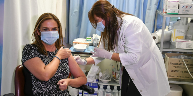 Εμβολιάστηκε στην Πάτρα για τον κορωνοϊό η υφυπουργός Υγείας, Ζωή Ράπτη