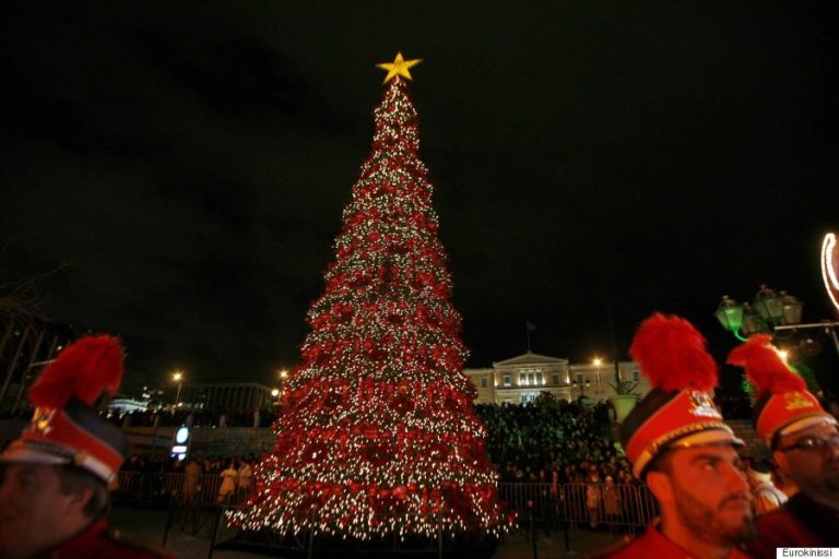Πώς φωταγωγήθηκε φέτος το Χριστουγεννιάτικο δέντρο – Η δήλωση του Δημάρχου Κώστα Μπακογιάννη και υπέροχες εικόνες & video