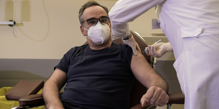 Ιωάννινα: Με τον υφυπουργό Υγείας Βασίλη Κοντοζαμάνη ξεκίνησαν οι εμβολιασμοί