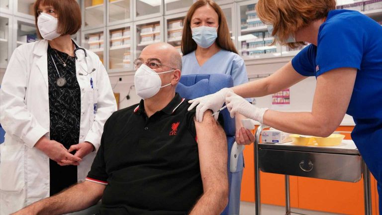 Εμβολιάστηκε φορώντας τη μπλούζα της Λίβερπουλ ο Νίκος Δένδιας (tweet)