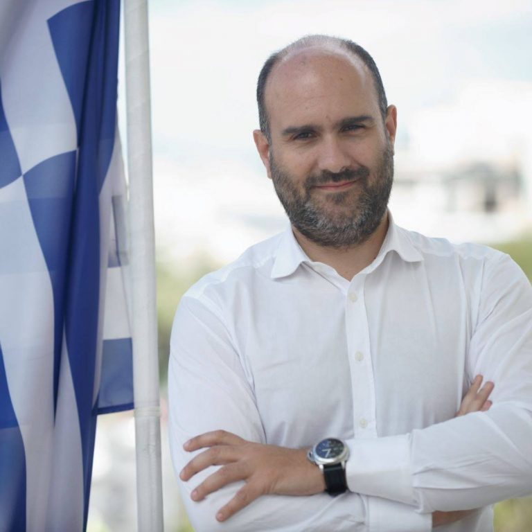 Ο βουλευτής ΄Β Πειραιώς Δημήτρης Μαρκόπουλος εύχεται στο Parataxi.gr