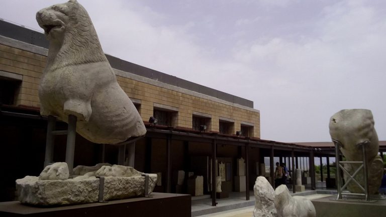 Αρχαιολογικό Μουσείο Θηβών: Ένα γλυπτό στην αυλή του (pics)