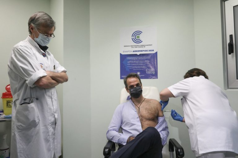 Κορoνοϊός: Tη δεύτερη δόση εμβολίου έκανε ο πρωθυπουργός – Τον συνόδευσε ο Τσιόδρας (video, pics)