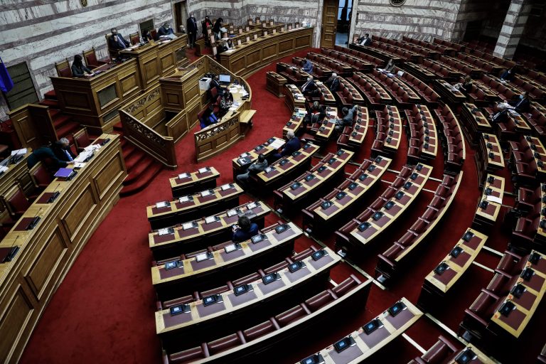 Βουλή: Υπερψηφίστηκε το ν/σ για τον εκσυγχρονισμό του συστήματος προσλήψεων στο Δημόσιο