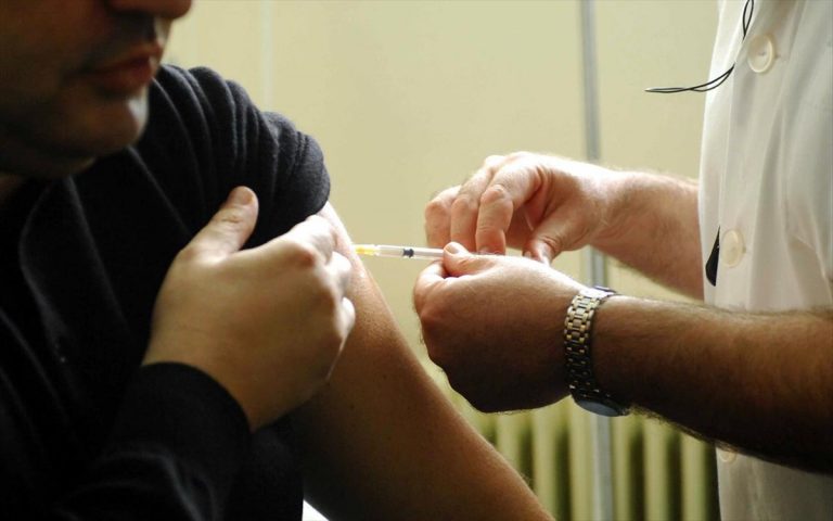 Υπ. Υγείας: «Η χρονιά άλλαξε, ο ΣΥΡΙΖΑ όχι» – Διαψεύδει τα περί αναβολής των εμβολιασμών