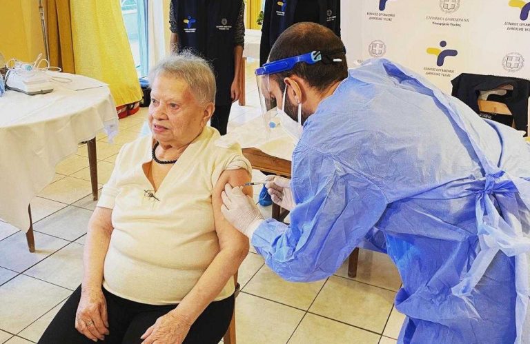 Κορονοϊός: Άρχισε ο εμβολιασμός στις Μονάδες Φροντίδας Ηλικιωμένων