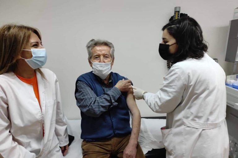 Κορονοϊός: Από Παρασκευή τα ραντεβού για τους εμβολιασμούς των 80 ως 84 ετών