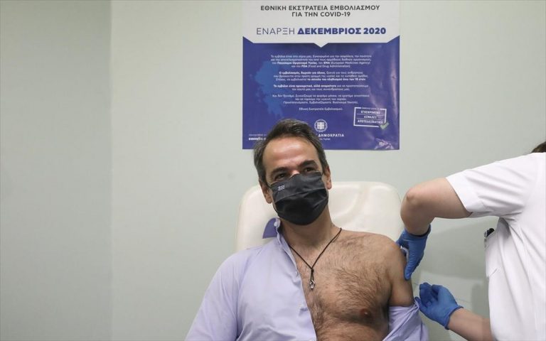 Viral και στο εξωτερικό η φωτογραφία του πρωθυπουργού κατά τον εμβολιασμό του για τον κορονοϊό