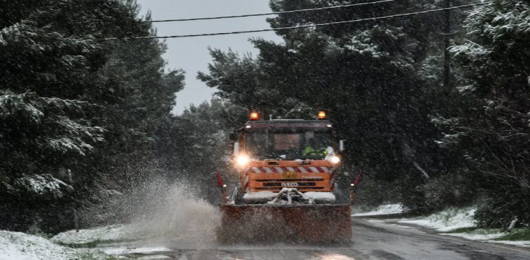 Χιόνια και στην Αττική – Ποιους δρόμους έκλεισε η ΕΛ.ΑΣ.