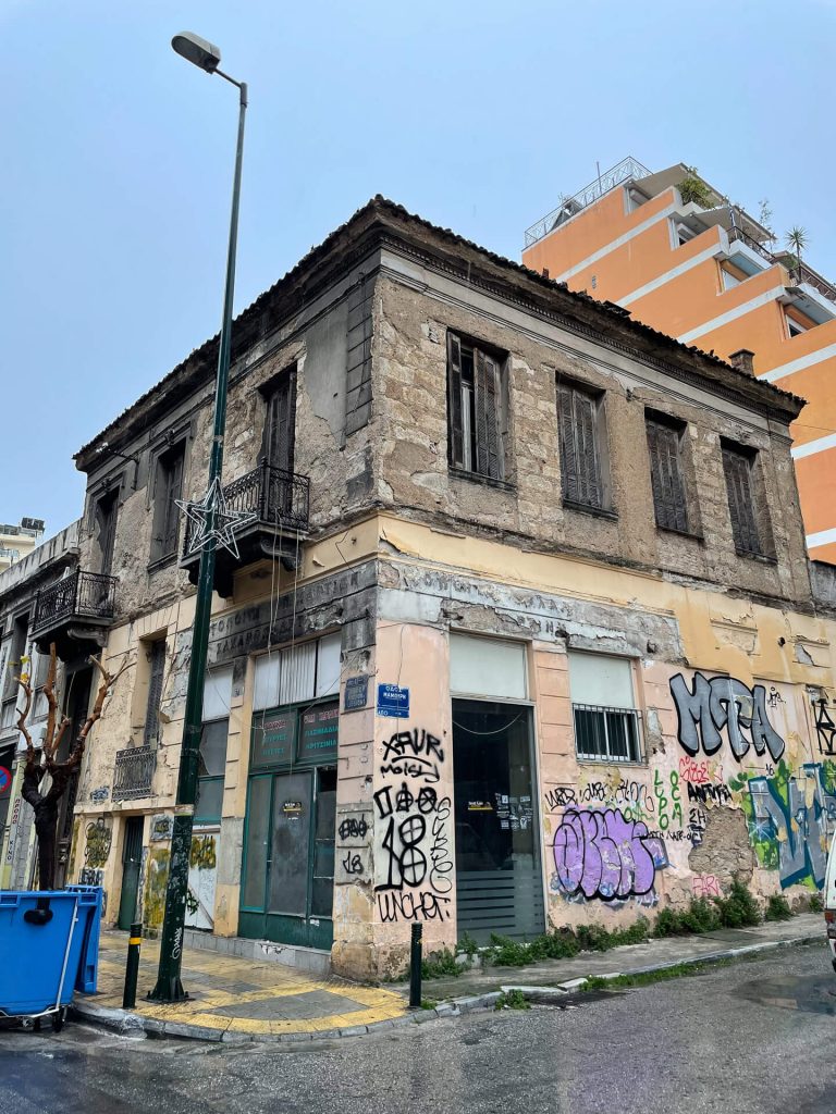 «Απελευθερώνονται» 63 κτίρια της Αθήνας