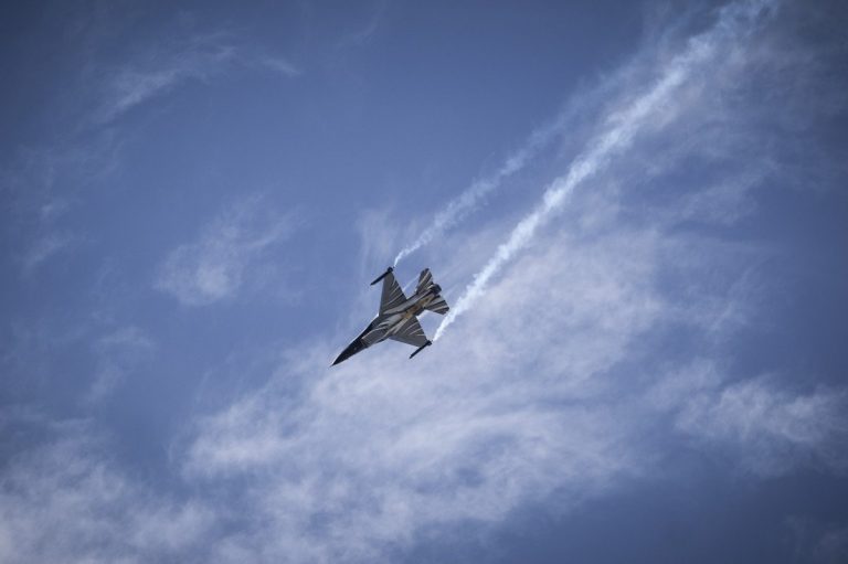 «Μαύρη» προπαγάνδα της Άγκυρας: Ισχυρίζεται ότι ελληνικά F-16 παρενόχλησαν το Τσεσμέ – Διαψεύδει η Αθήνα