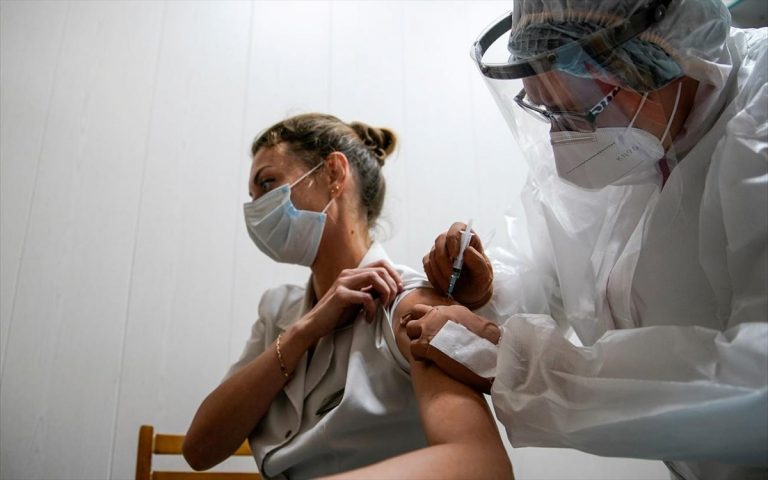 «Φθηνές» δικαιολογίες στελεχών της ΝΔ που διαγράφηκαν επειδή εμβολιάστηκαν εκτός σειράς – «Θα χάνονταν οι δόσεις» (video)