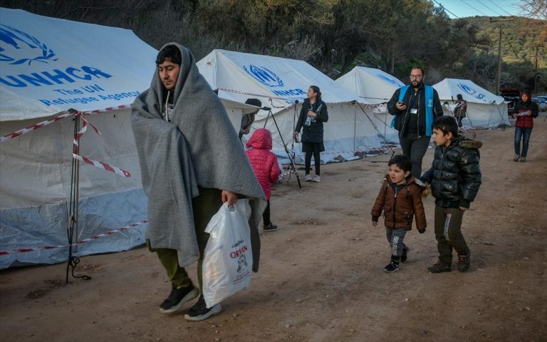 Μηταράκης: «Κανονικά για μετανάστες και πρόσφυγες οι εμβολιασμοί κατά του κορονοϊού