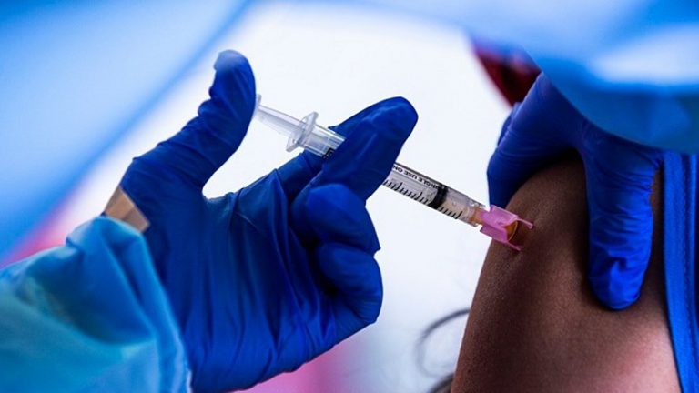 Εμβολιασμοί: Πότε ανοίγουν οι πλατφόρμες για ευπαθείς ομάδες και άτομα 70-74 και 65-69 ετών