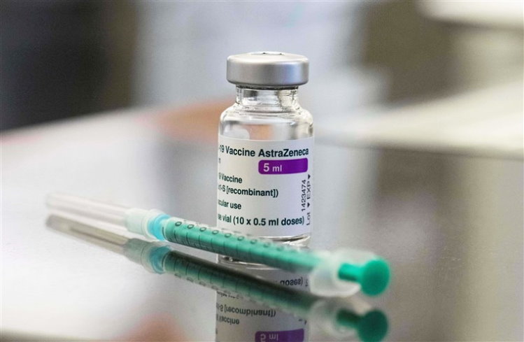 Εμβόλιο AstraZeneca: Τη Δευτέρα ανακοινώνεται η χορήγησή του και στους άνω των 65