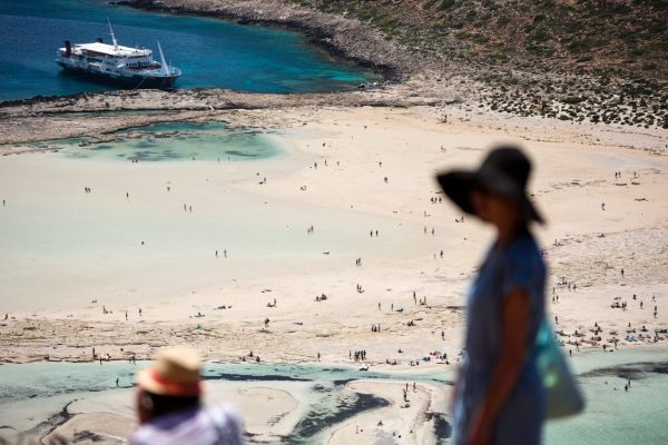Κρήτη: Δύο εκατομμύρια τουρίστες αναμένουν οι ξενοδόχοι – Το νησί “στην αιχμή του δόρατος” (pics)
