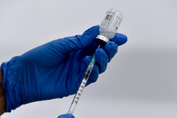 Εμβόλια : «Ανοίγουν» τα ραντεβού για τις ηλικιακές ομάδες 55-59 και 50-54 ετών – Πόσες δόσεις περιμένουμε