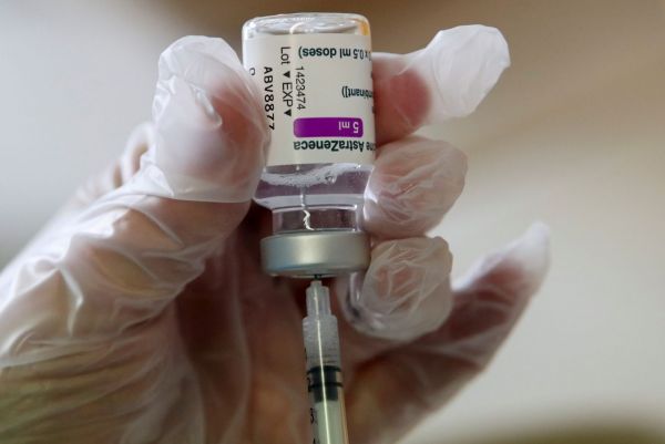 ΠΟΥ: “Ευλογοφανής αλλά όχι επιβεβαιωμένη η συνάφεια του εμβολίου της AstraZeneca με τις θρομβώσεις”