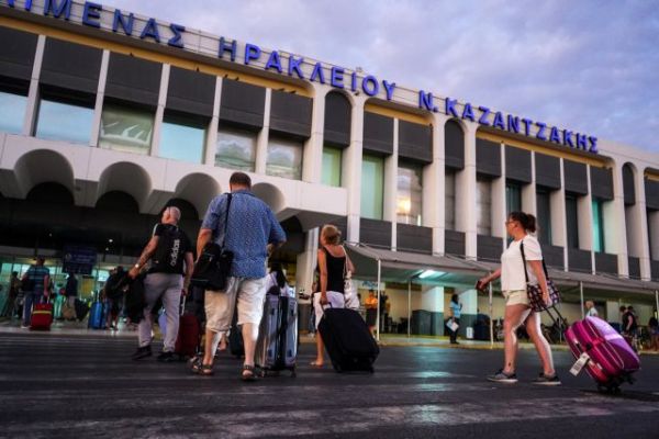 Liberation : Οι γερμανοί τουρίστες έφεραν στην Κρήτη τον κορονοϊό… στη βαλίτσα τους