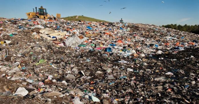 Μείωση δέκα προστίμων για τους παράνομους χώρους ανεξέλεγκτης διάθεσης αποβλήτων πέτυχε το Υπουργείο Περιβάλλοντος και Ενέργειας