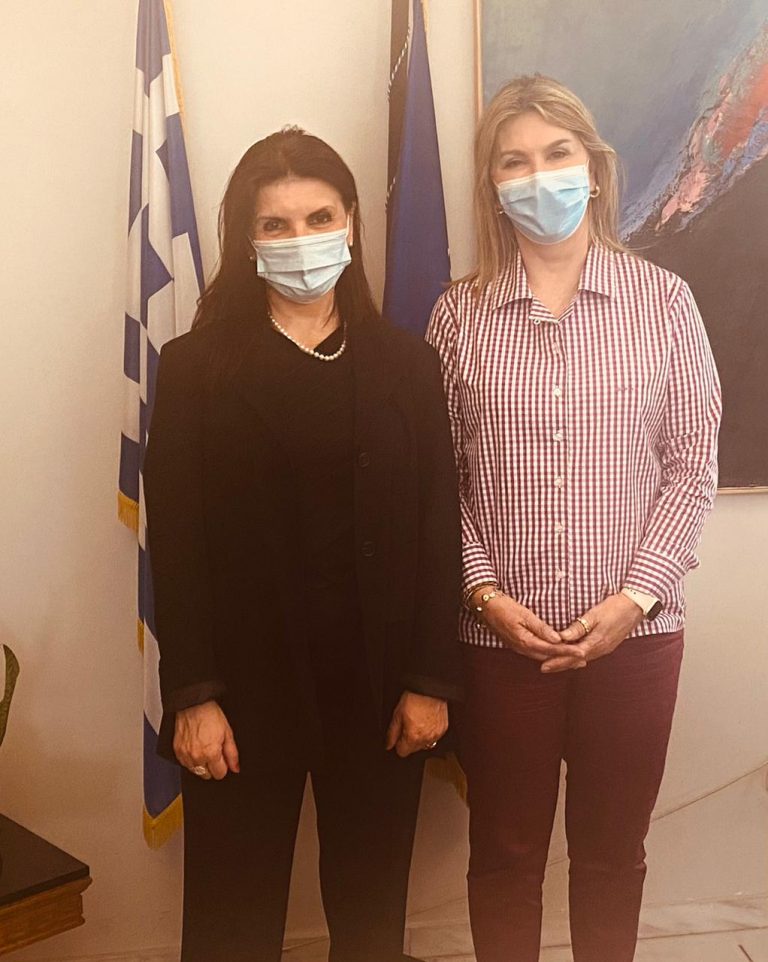 Η Ζέττα Μακρή με την Πρόεδρο της Ελληνικής Εταιρείας Εφηβικής Ιατρικής