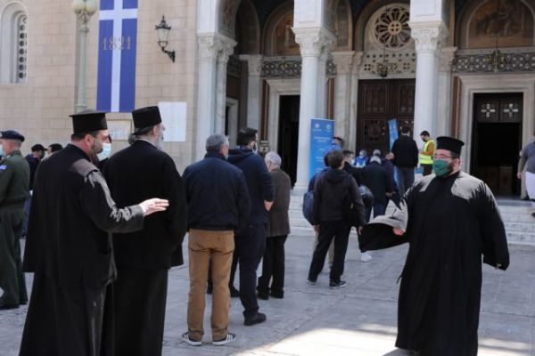 Πάσχα: Με rapid test οι ιερείς στις εκκλησίες – «Ουρές» έξω από τη Μητρόπολη Αθηνών