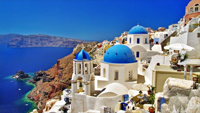 Daily Mail: Η Ελλάδα στην «πράσινη λίστα» της Βρετανίας για διακοπές