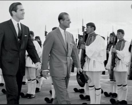 Πρίγκιπας Φίλιππος: Σπάνιες φωτογραφίες από την επίσκεψή του στην Ελλάδα το 1965 με τη μητέρα του