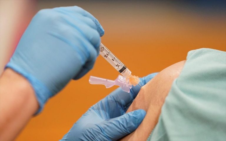 Εθνική Επιτροπή Εμβολιασμών: Το εμβόλιο της AstraZeneca θα χορηγείται σε άτομα άνω των 30 ετών