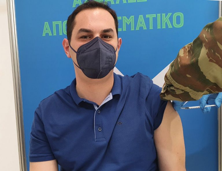 Εμβολιάστηκε με το εμβόλιο της AstraZeneca ο νεότερος  βουλευτής του Ελληνικού Κοινοβουλίου Ευάγγελος Λιάκος