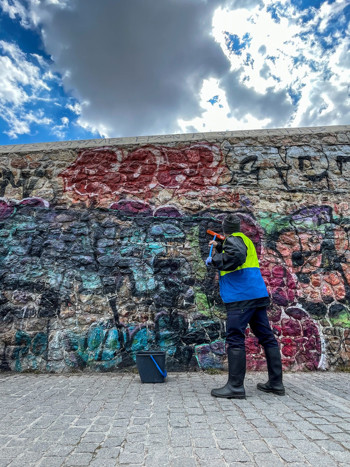 Μεγάλη αντι-γκράφιτι παρέμβαση στην Ερμού από τον Δήμο Αθηναίων (ΦΩΤΟ & ΒΙΝΤΕΟ)
