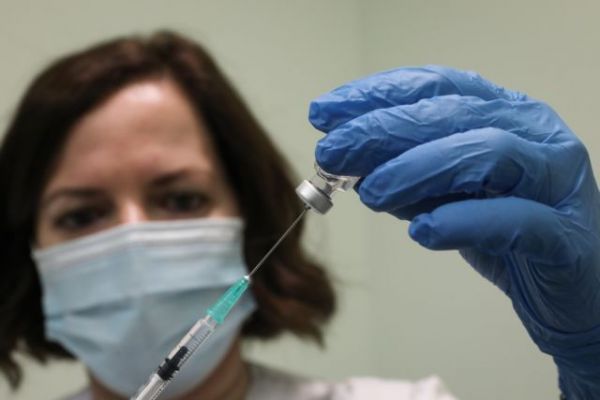 Θ. Βασιλακόπουλος: “Να δοθούν προνόμια στους εμβολιασμένους” – Γιατί χρειάζεται μάσκα μετά το εμβόλιο