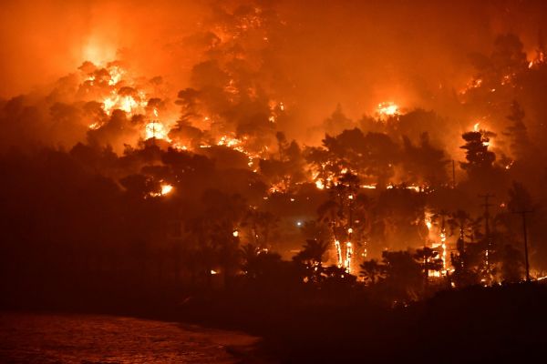 Φωτιά στον Σχίνο Κορινθίας: Εκκενώνεται το Αλεποχώρι – Στο έλεος της φωτιάς έξι οικισμοί, κάηκαν σπίτια