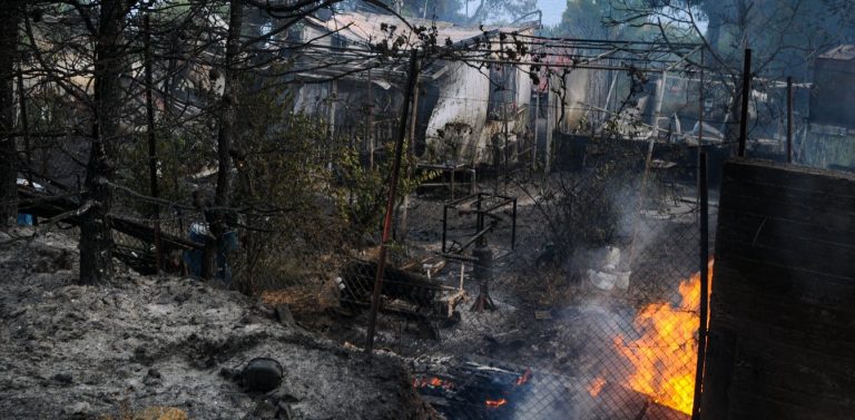 Στο Αλεποχώρι Στ. Πέτσας – Ν. Ταγαράς – Το βίντεο που δείχνει την καταστροφή πυρκαγιά που άρχισε από τον Σχίνο Κορινθίας (video, pics)