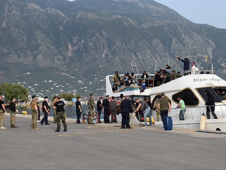 Συνδρομή της Περιφέρειας Πελοποννήσου για τη φιλοξενία 182 μεταναστών στο Λιμάνι της Καλαμάτας