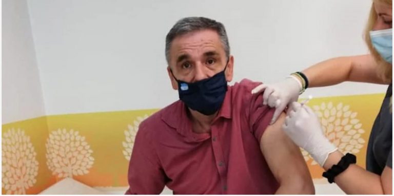 Ευ. Τσακαλώτος: Μετά την πορεία πήγε να κάνει το εμβόλιο της AstraZeneca