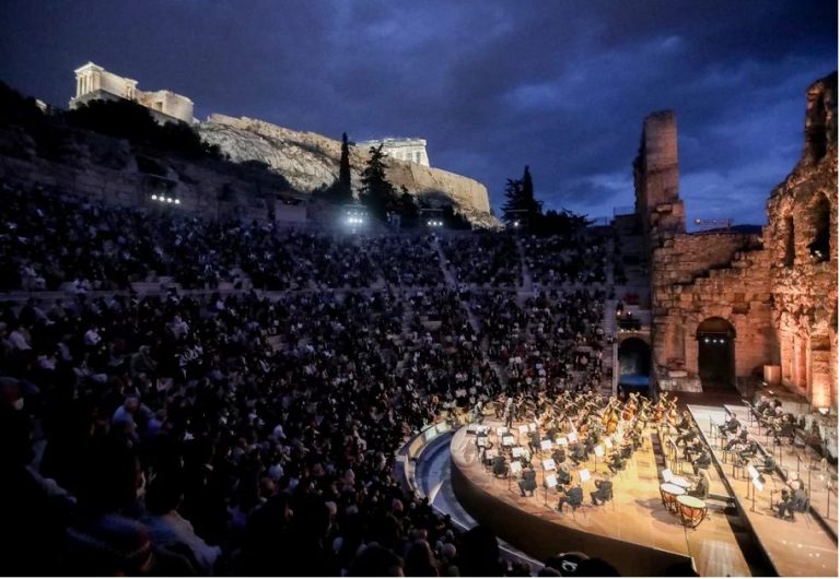Φεστιβάλ Αθηνών: Γέμισε το Ηρώδειο – Παρούσες Κ. Σακελλαροπούλου, Μαρέβα Μητσοτάκη και Λ. Μενδώνη (pics)
