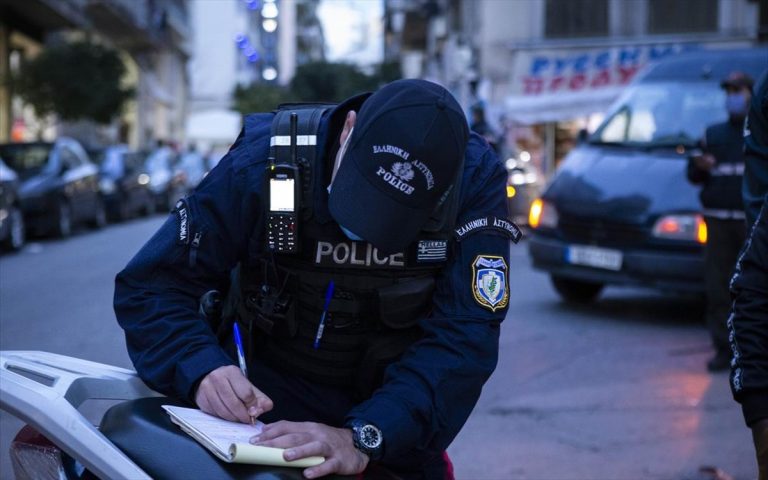 Κορονοϊός: Τέσσερις συλλήψεις και 108 πρόστιμα των 300 ευρώ σε ελέγχους της Πέμπτης για την εφαρμογή των μέτρων