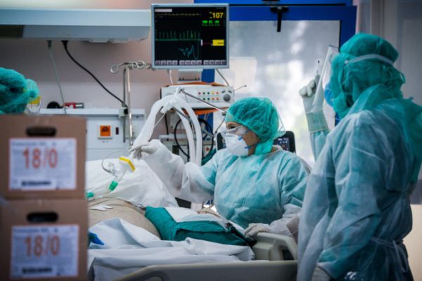 Κοροναϊός: Σήμα κινδύνου από τους ειδικούς για την αύξηση των εισαγωγών στα νοσοκομεία