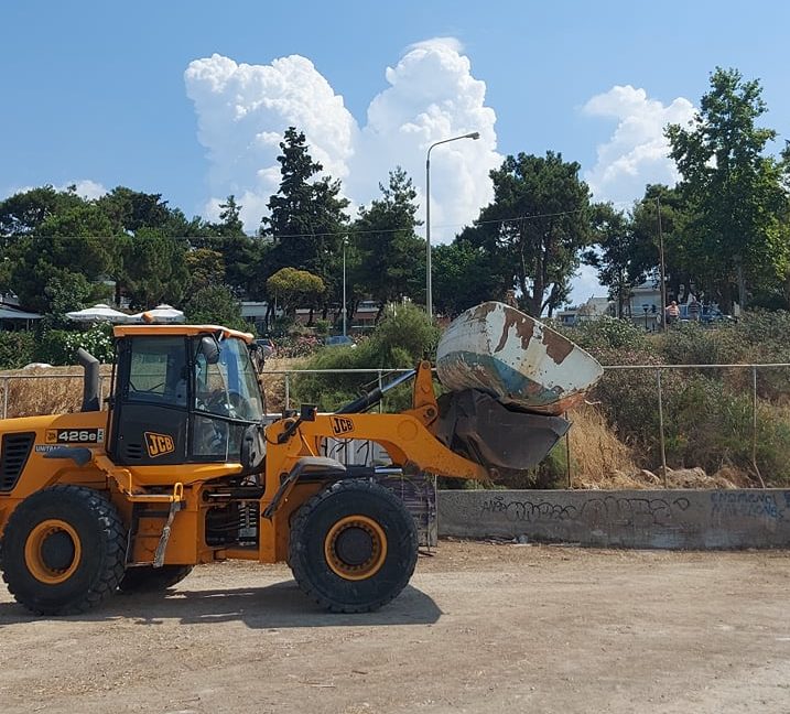 Θεσσαλονίκη: Απομακρύνθηκαν εγκαταλελειμμένες βάρκες από παραλία στην Καλαμαριά (pics)