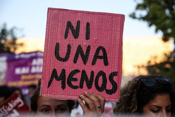 Γυναικοκτονίες: Από την Τοπαλούδη στην Καρολάιν και τη Γαρυφαλλιά – Οι δολοφονίες γυναικών που συγκλόνισαν